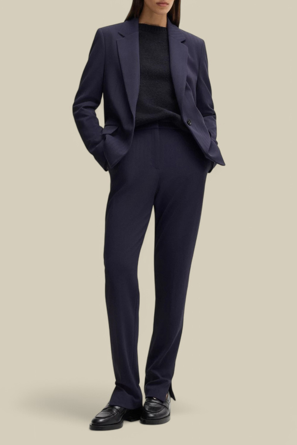 תמונת כל הלוק של מכנסיים מחוייטים סלים פיט